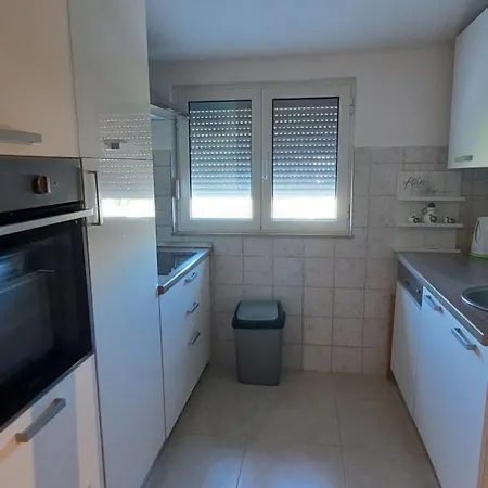 Apartman Jole 2 *